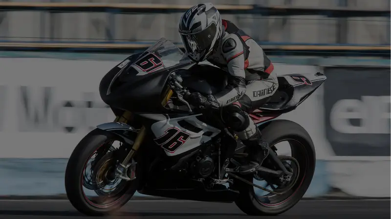 Moto preparada por MPS Motors rodando en circuito