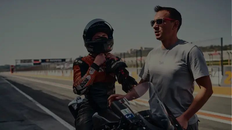Mecánico de MPS Motors con un piloto